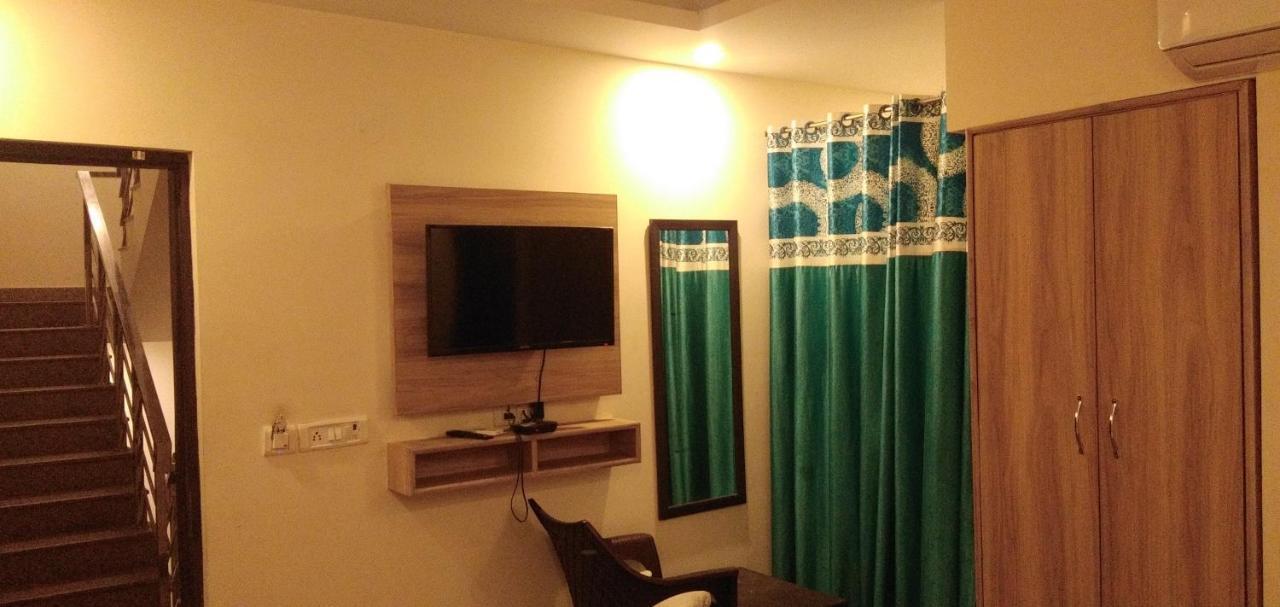 Airport Hotel Golden Bliss Near Delhi Airport Нью-Делі Екстер'єр фото